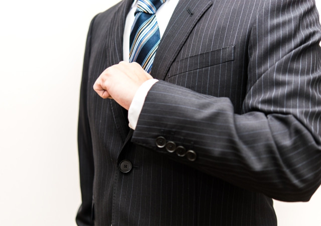 「居抜き物件」で「飲食店」を始めるなら【ゾウケイ社】が手厚くサポート！　「飲食店」にぴったりな「居抜き物件」を紹介する人物のイメージ画像